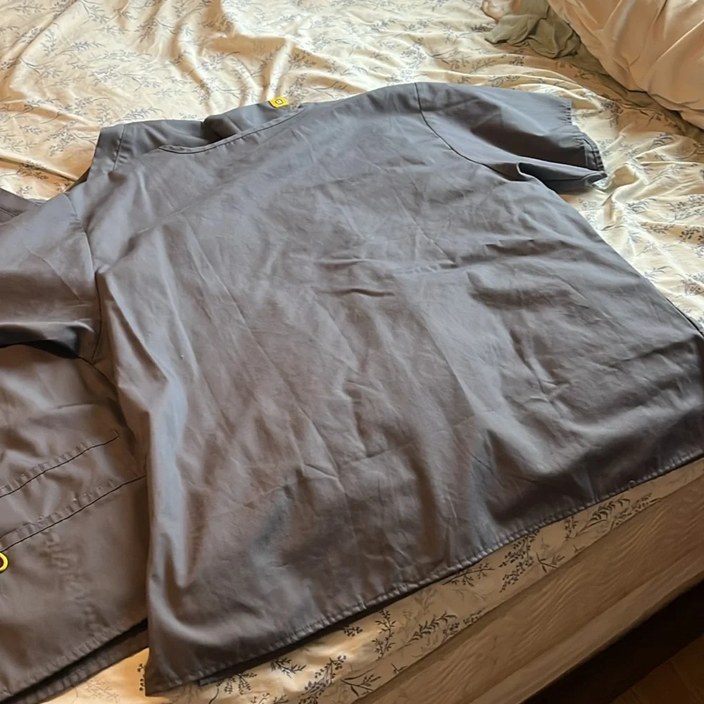 Women’s modern fit scrub tops (set of 2) - Picture 6 of 6